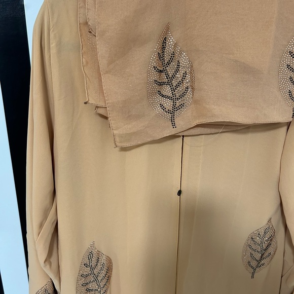 Elegant Abaya with matching Scarf - Picture 3 of 5